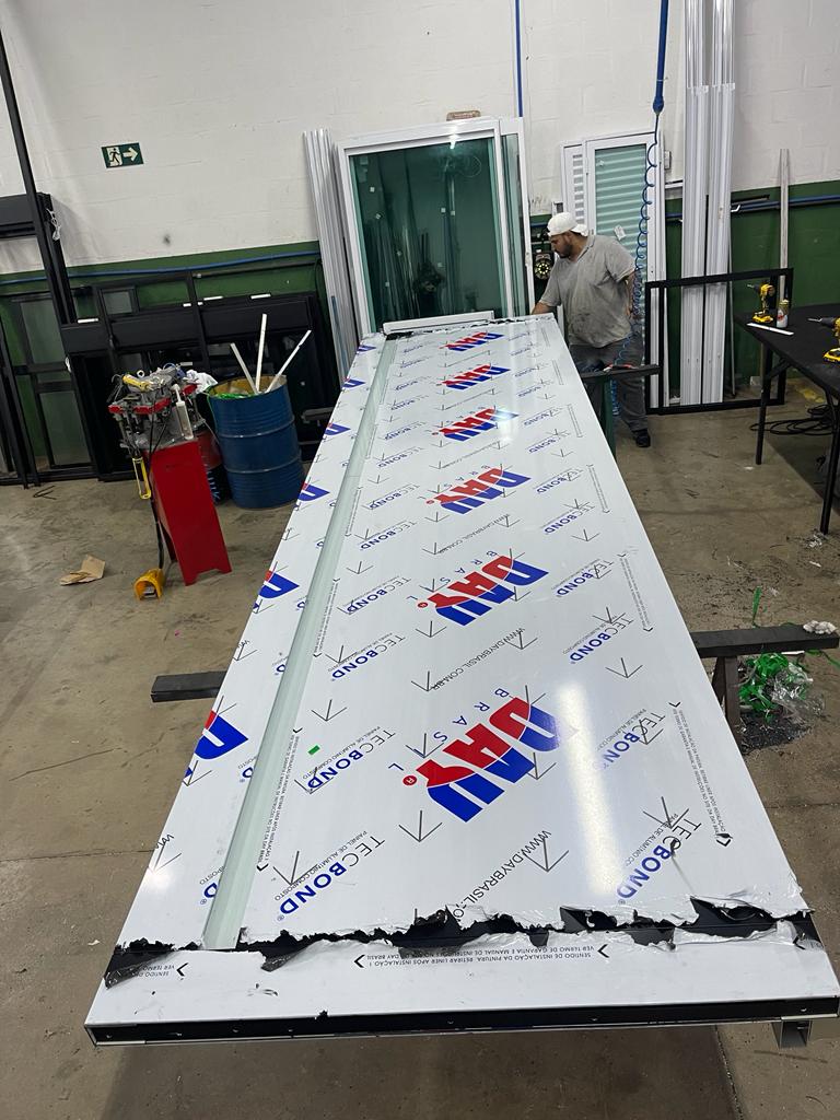 Bastidores da fabricação de porta em ACM